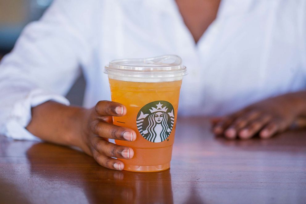 tipsandreview.com - Starbucks ditch plastic straws